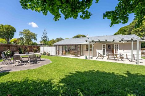 Photo of property in 16 Iti Grove, Waikanae, 5036