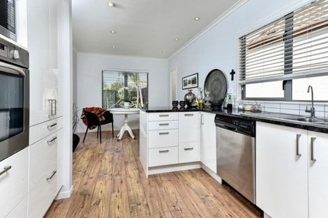 Photo of property in 16 Chettle Court, New Lynn, Auckland, 0600