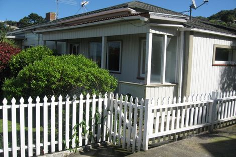 Photo of property in 3-5 Knoll Street, Island Bay, Wellington, 6023