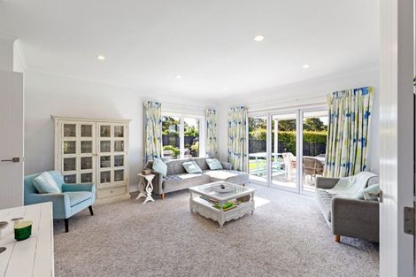 Photo of property in 51 Coutts Way, Fitzherbert, Palmerston North, 4410