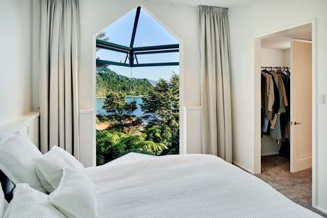 Photo of property in 21 Dillon Street, Lowry Bay, Lower Hutt, 5013