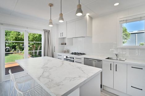 Photo of property in 28 Pitt Street, Clive, 4102