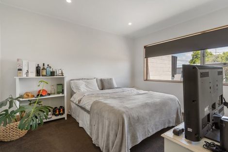 Photo of property in 2/76 Heathcote Road, Castor Bay, Auckland, 0620
