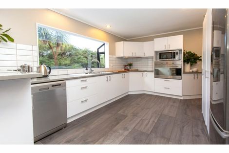 Photo of property in 60 Scott Road, Stanmore Bay, Whangaparaoa, 0932