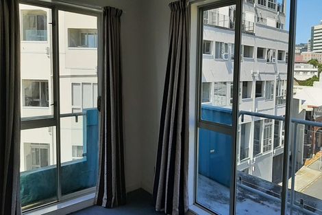 Photo of property in Endeavour Apartments, 15/125 Thorndon Quay, Pipitea, Wellington, 6011