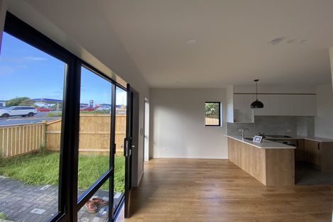 Photo of property in 2/9 Schnapper Rock Road, Greenhithe, Auckland, 0632