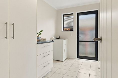 Photo of property in 21 Sorrento Place, Kelvin Grove, Palmerston North, 4414