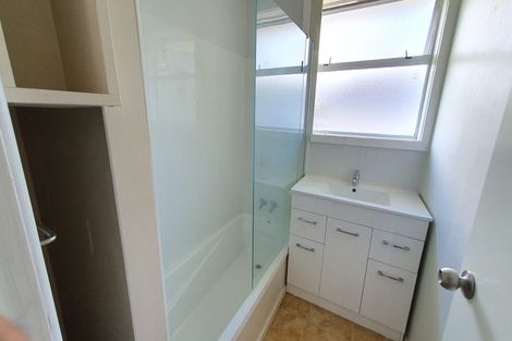 Photo of property in 6 Ozich Avenue, Te Atatu South, Auckland, 0610