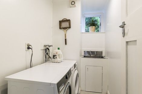 Photo of property in 112 Kelburn Parade, Kelburn, Wellington, 6012