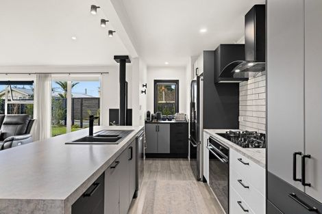 Photo of property in 4a Riverside Drive, Point Wells, 0986