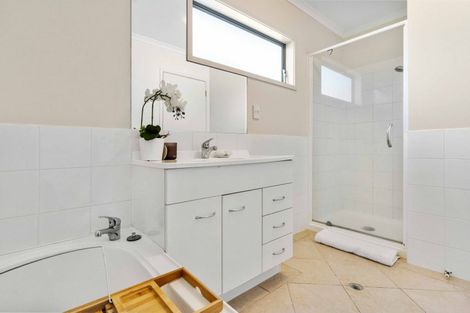 Photo of property in 16 Barnea Circle, Glen Eden, Auckland, 0602