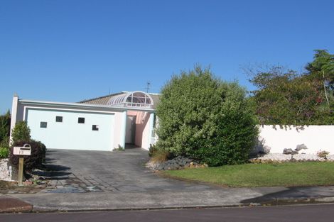 Photo of property in 13 Oakpark Place, West Harbour, Auckland, 0618