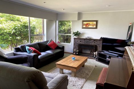 Photo of property in 44 Easton Park Parade, Glenfield, Auckland, 0629