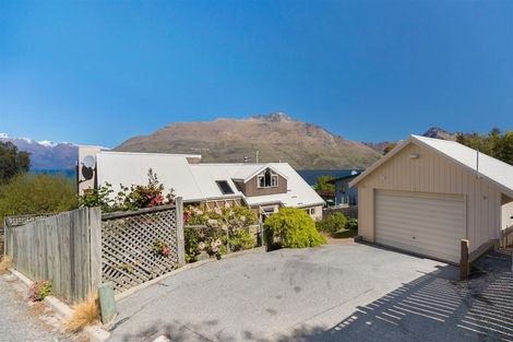 Photo of property in 18 Evergreen Place, Sunshine Bay, Queenstown, 9300