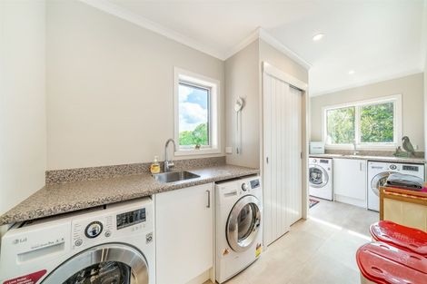 Photo of property in 1 Valley View Way, Timberlea, Upper Hutt, 5018