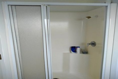 Photo of property in 2/9 Valecrest Place, Bayview, Auckland, 0629