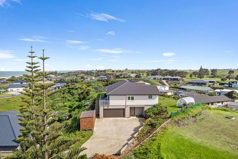 Photo of property in 12 Longbeach Drive, Castlecliff, Whanganui, 4501