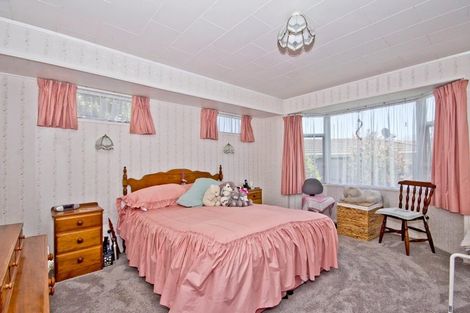 Photo of property in 35 Larissa Avenue, Henderson, Auckland, 0610