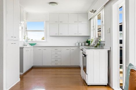 Photo of property in 32 Knights Road, Rothesay Bay, Auckland, 0630