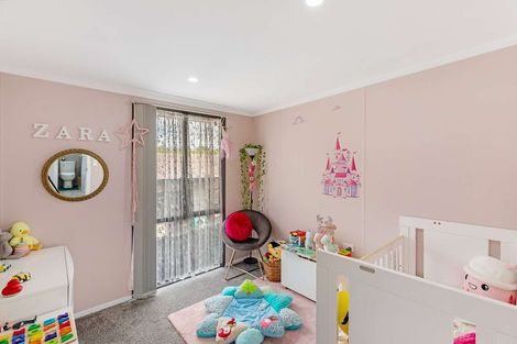 Photo of property in 1/8 Kirklow Place, Goodwood Heights, Auckland, 2105