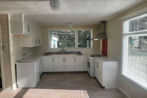 Photo of property in 105 Riversdale Drive, Merrilands, New Plymouth, 4312