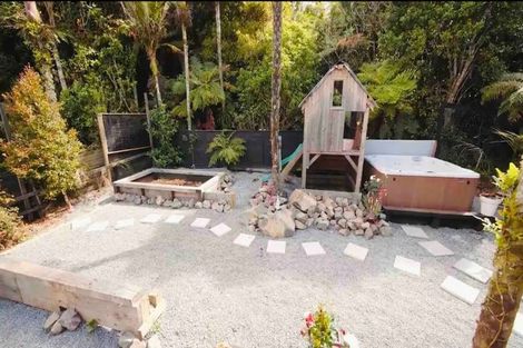 Photo of property in 556 Scenic Drive, Waiatarua, Auckland, 0612