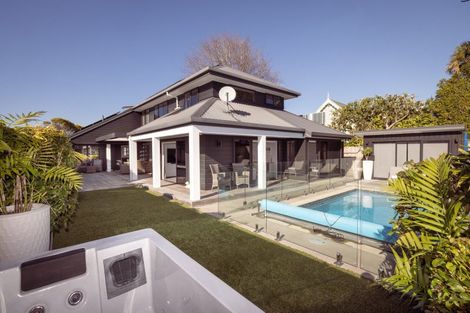 Photo of property in 253 Devonport Road, Tauranga, 3110