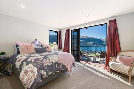 Photo of property in 17 Milward Place, Kelvin Heights, Queenstown, 9300