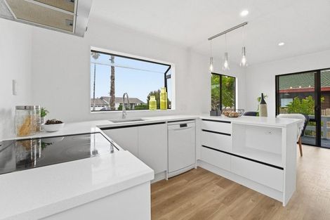 Photo of property in 2/68 Meadowood Drive, Unsworth Heights, Auckland, 0632