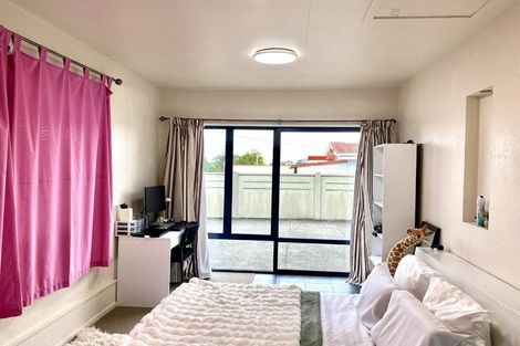 Photo of property in 473 East Coast Road, Murrays Bay, Auckland, 0630