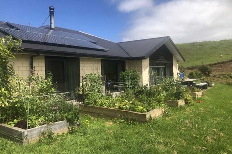 Photo of property in 2 Te Ara Karoiroa Road, Hurford, New Plymouth, 4374