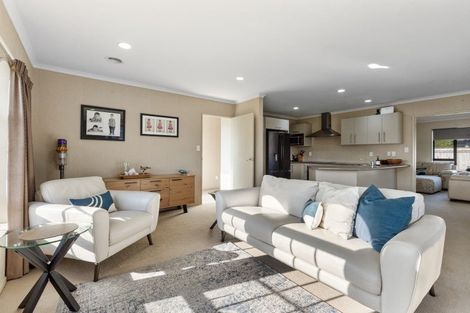 Photo of property in 8 Cleveland Heights, Kelvin Grove, Palmerston North, 4414