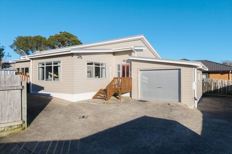 Photo of property in 6b Warrington Grove, Newlands, Wellington, 6037