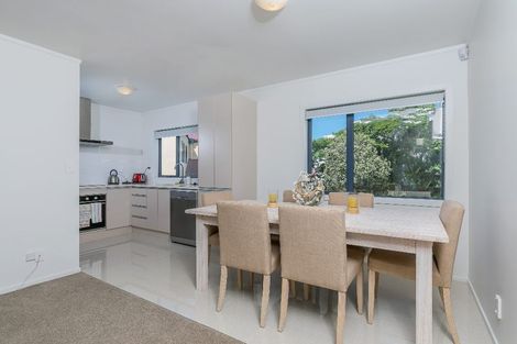 Photo of property in 3/5 John Jennings Drive, Oteha, Auckland, 0632