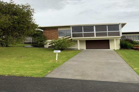 Photo of property in 54 Manhattan Heights, Glendene, Auckland, 0602