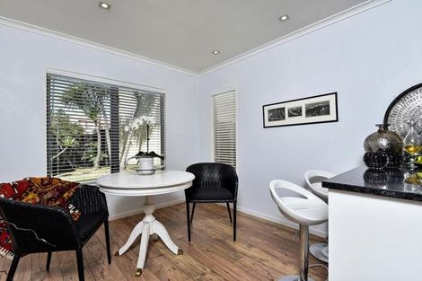 Photo of property in 16 Chettle Court, New Lynn, Auckland, 0600