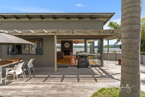 Photo of property in 24 Oxford Street, Whakapirau, Maungaturoto, 0583