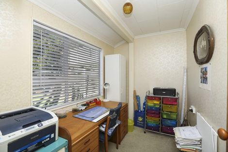 Photo of property in 28 Riversdale Drive, Merrilands, New Plymouth, 4312