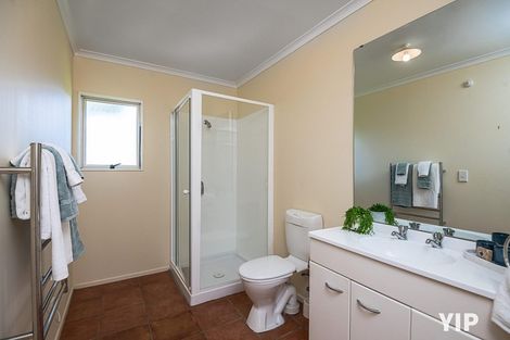 Photo of property in 1 Bennett Grove, Newlands, Wellington, 6037