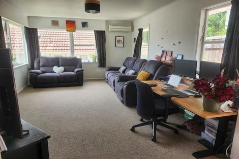 Photo of property in 72 Kenmore Street, Newlands, Wellington, 6037