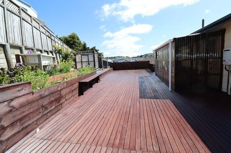 Photo of property in 3 Fernhaven Grove, Newlands, Wellington, 6037