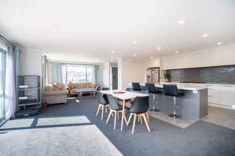 Photo of property in 5 Mediterranean Grove, Fitzherbert, Palmerston North, 4410