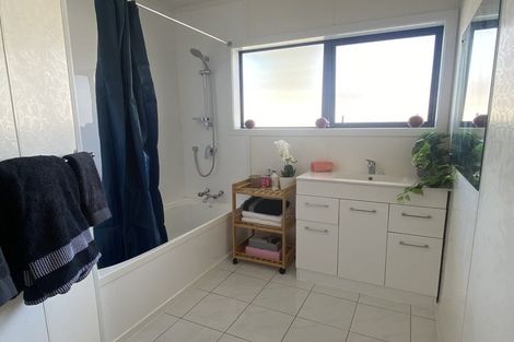 Photo of property in 1/114 Te Atatu Road, Te Atatu South, Auckland, 0610