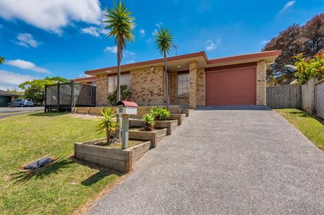 Photo of property in 28 Ginders Drive, Massey, Auckland, 0614