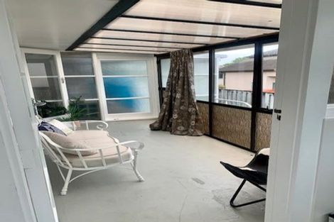 Photo of property in 2/96 East Coast Road, Forrest Hill, Auckland, 0620