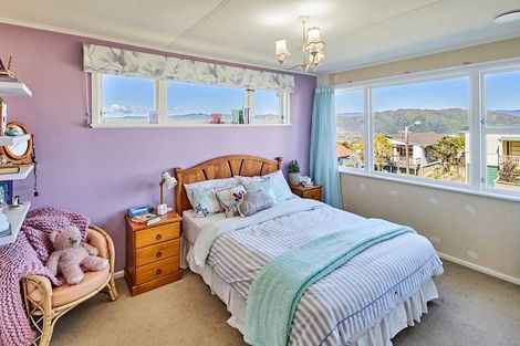 Photo of property in 5 Panorama Grove, Harbour View, Lower Hutt, 5010