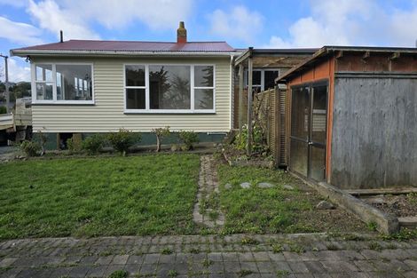 Photo of property in 19 Pinkerton Grove, Newlands, Wellington, 6037