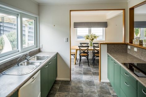 Photo of property in 52 Grays Road, Plimmerton, Porirua, 5026