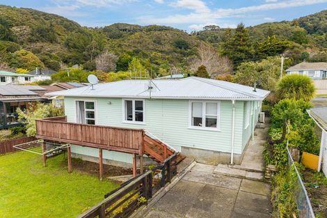 Photo of property in 7 Reid Road, Wainuiomata, Lower Hutt, 5014
