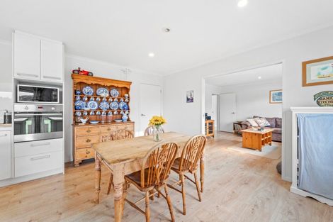 Photo of property in 54 Roberts Road, Matakatia, Whangaparaoa, 0930